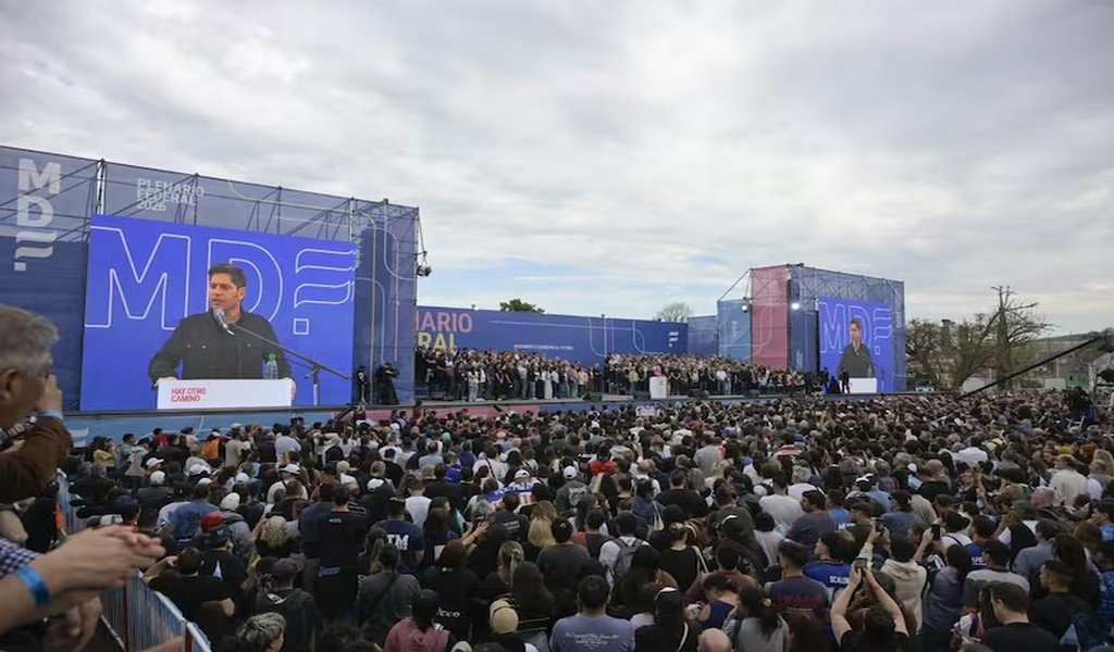 Axel Kicillof lanzó su candidatura a Presidente en un masivo acto en Avellaneda
